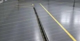 أرضية إيبوكسي مع خط حركة أصفر وقناة تصريف